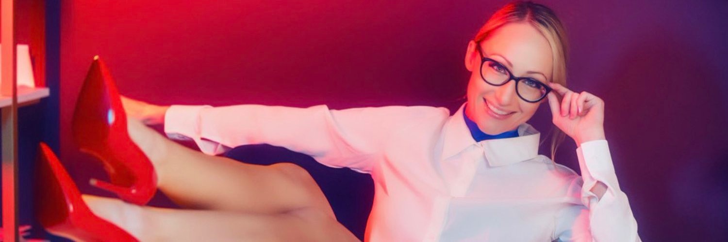 nude crystalclarkxo messaging