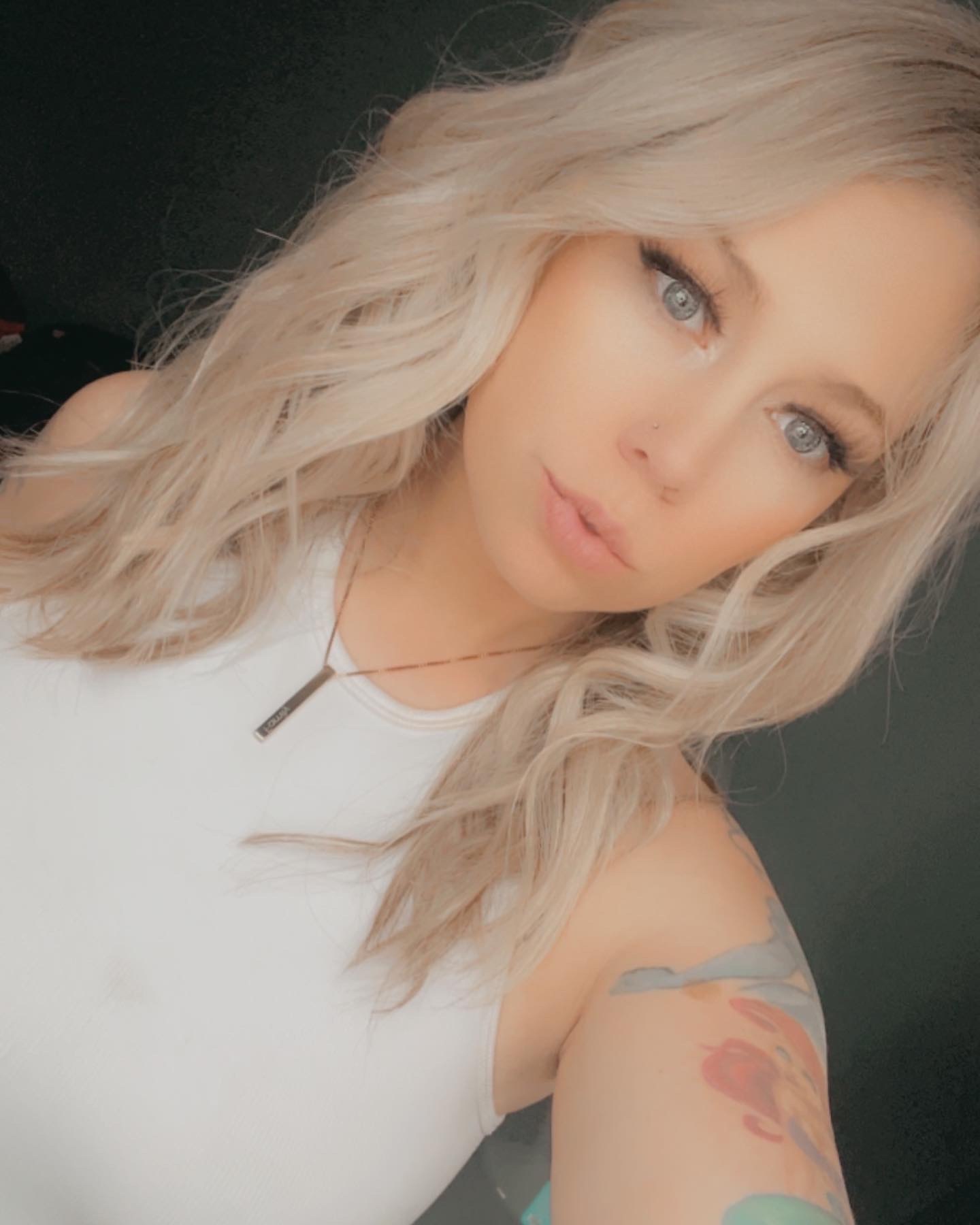 missblondelle_free OnlyFans messaging